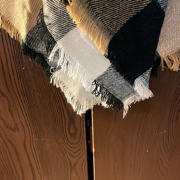 Sonoma black/ white/ tan double layered poncho. Size One size - Picture 6 of 10